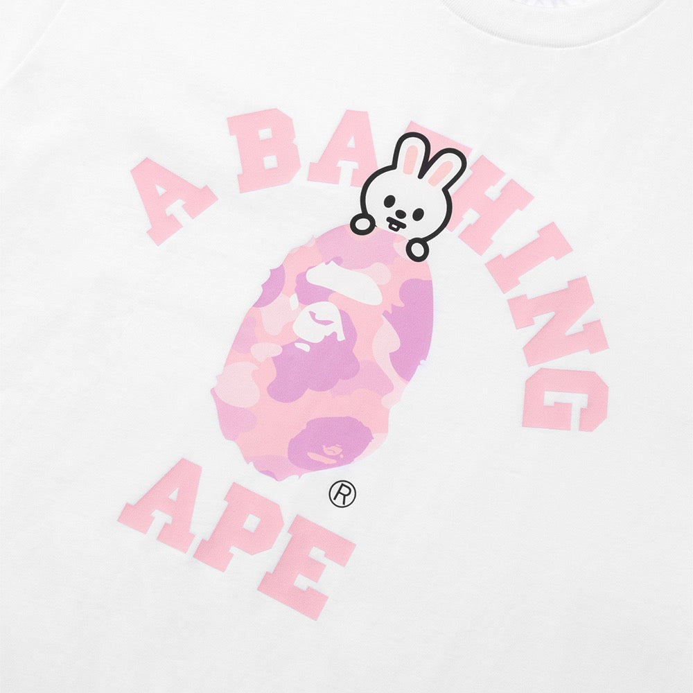 BAPE X STRAYKIDS LEEBIT 콜리지 티셔츠(M) WHITE