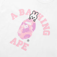 BAPE X STRAYKIDS LEEBIT 콜리지 티셔츠(M) WHITE