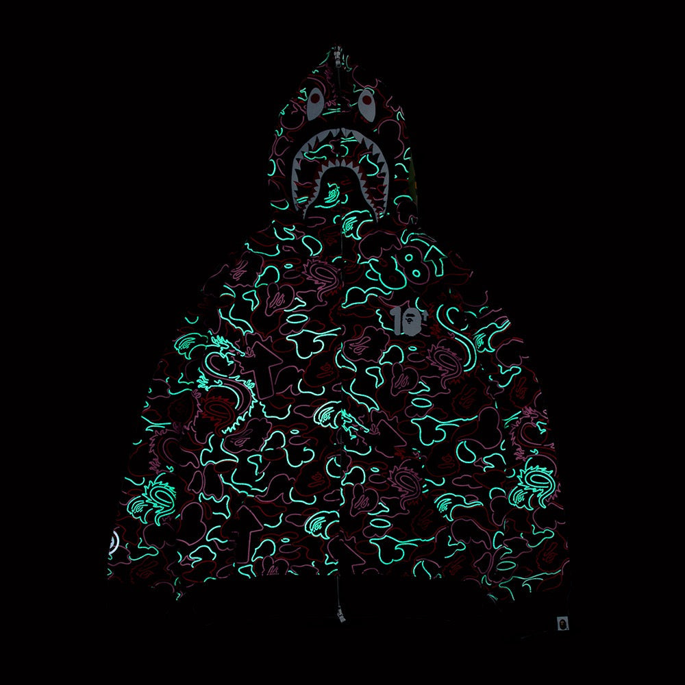 BAPE X 88RISING 글로우 인 더 다크 카모 샤크 풀 집 후드(M) RED